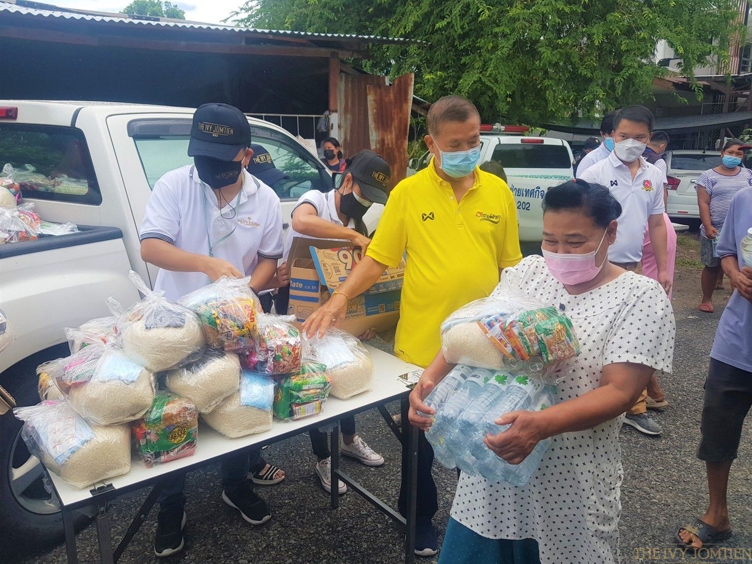 The Ivy Jomtien Beach donating survival bags to the communities Soi Khao Noi affected by COVID-19.