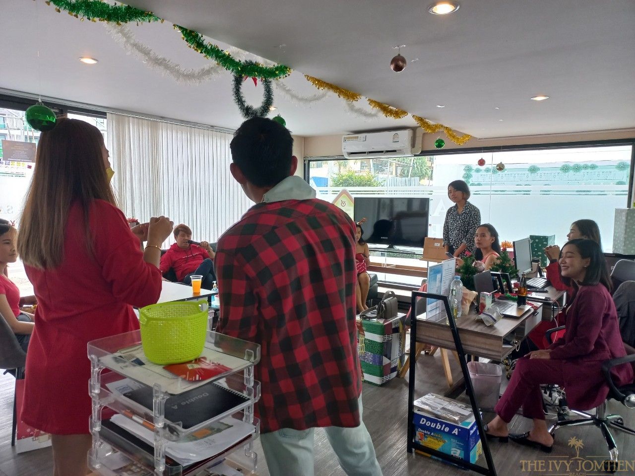 celebrate Christmas Together to eat food and organize a party for employees and MJ teams and sales representatives