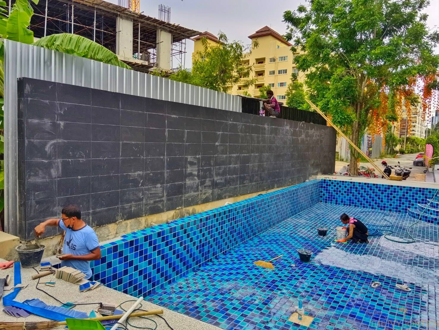 The Ivy Jomtien beach up date construction   เรียนคุณลูกค้าที่เคารพรักทุกท่าน ขณะนี้ทางโครงการจัดสร้างพื้นที่ส่วนกลาง ในส่วนสระว่ายน้ำใกล้เสร็จแล้วค่ะ เตรียมพบ 